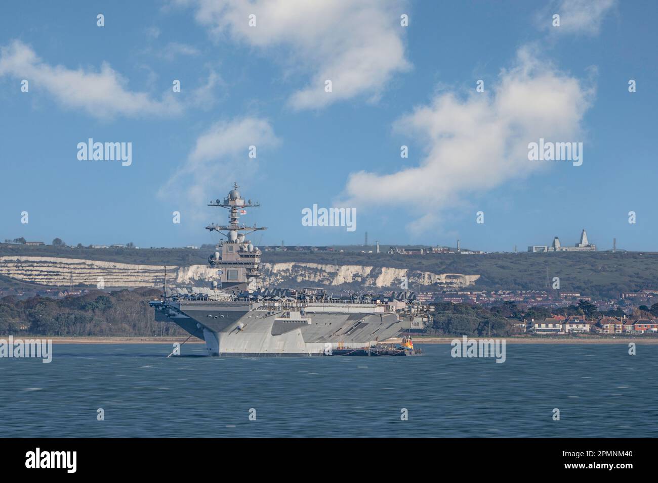 USS Gerald Ford à l'ancre dans la baie de Stokes près de Portsmouth lors d'une visite au Royaume-Uni. Banque D'Images