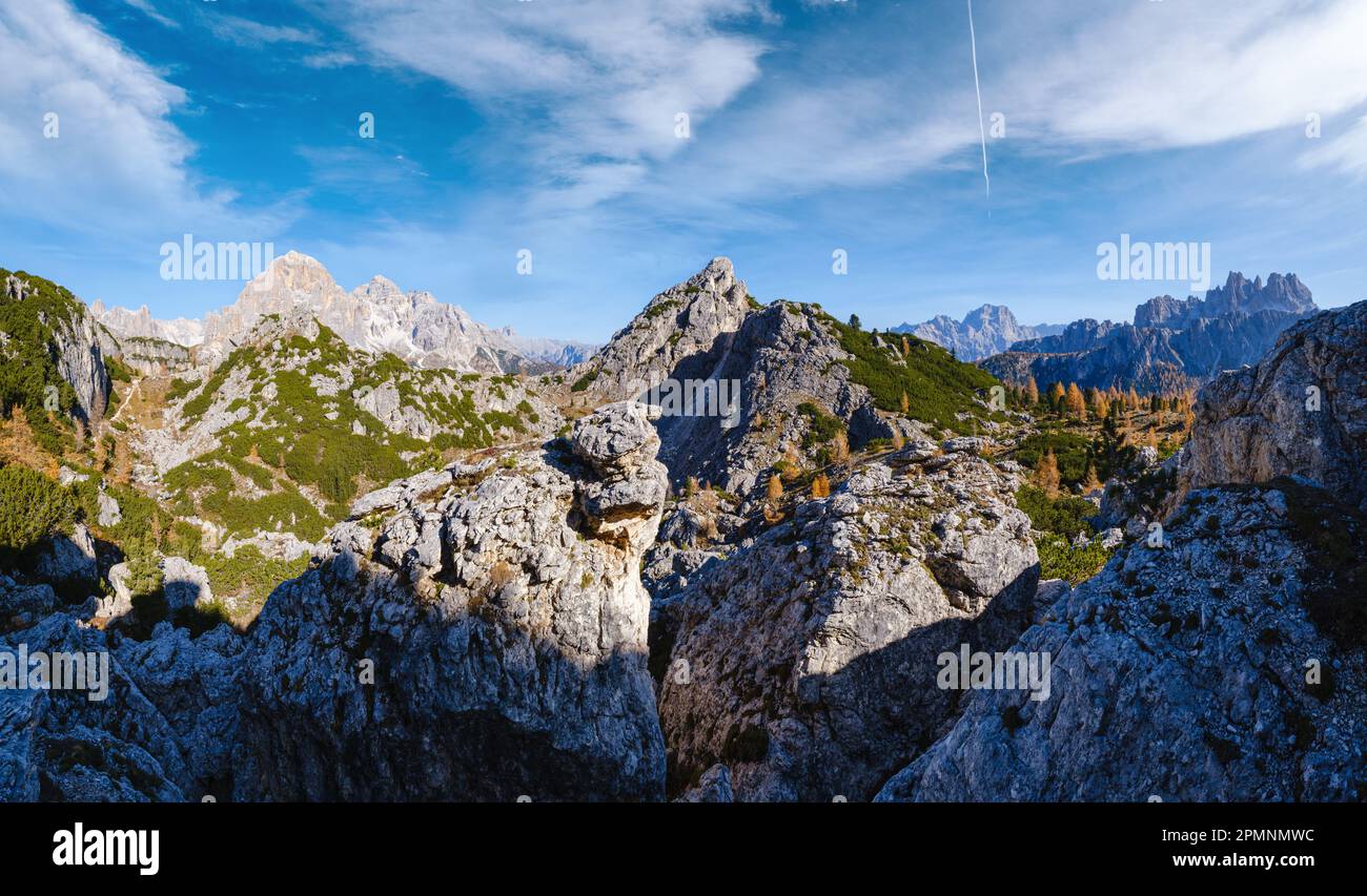 Pittoresque et ensoleillé l'automne alpin Dolomites vue sur la montagne rocheuse depuis le chemin de randonnée du col de Giau jusqu'à la Cinque Torri (cinq piliers ou tours) rock célèbre pour Banque D'Images