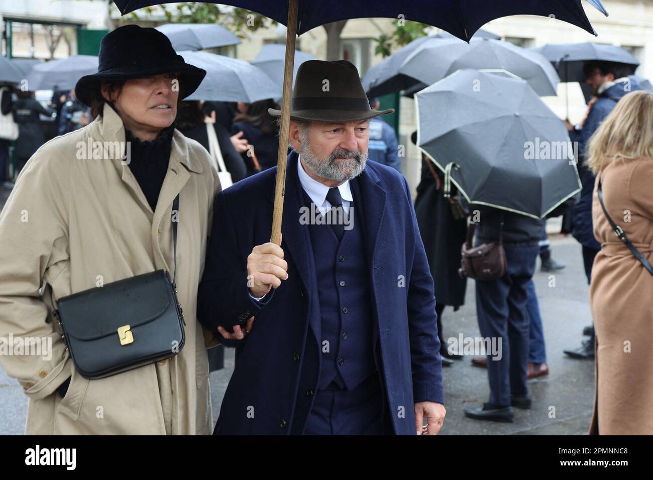 Paris, France. 14th avril 2023. Denis Olivennes et Ines de la Fressange arrivant à la cérémonie funéraire de l'avocat français Herve Temime au cimetière Montparnasse à Paris, France sur 14 avril 2023. Figure de presse de la barre, Herve Temime est notamment intervenue dans les affaires Clearstream, Polanski et Agnelet et a défendu des clients célèbres tels que Bernard Tapie, Roman Polanski, François-Marie Banier dans l'affaire Bettencourt, Gerard Depardieu, Alain Affelou, Jacques Servier, Laura Smet, Et même Jean-Noel Guérini. Photo de Nasser Berzane/ABACAPRESS.COM crédit: Abaca Press/Alay Live News Banque D'Images