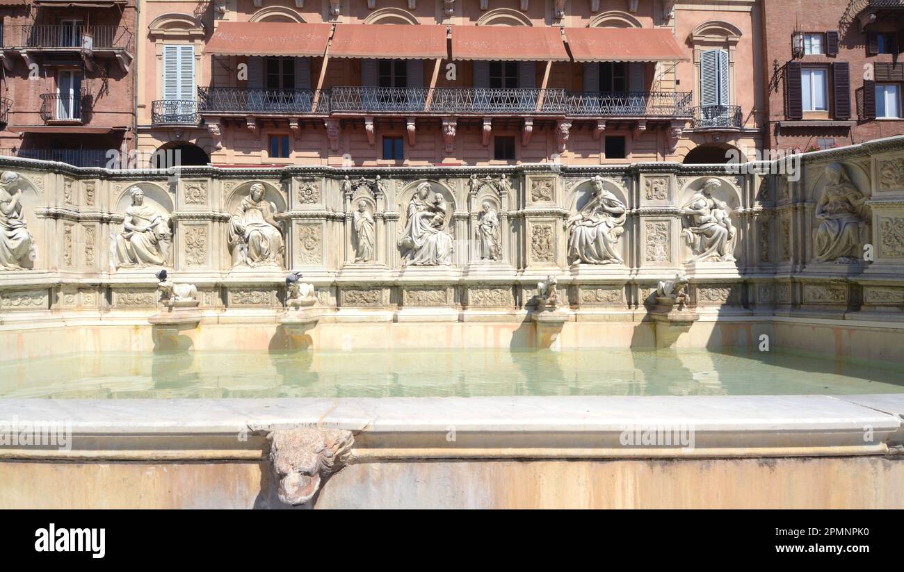 Fonte Gaia est une fontaine monumentale de Sienne, située sur la Piazza del Campo. Il a été inauguré en 1346. Banque D'Images