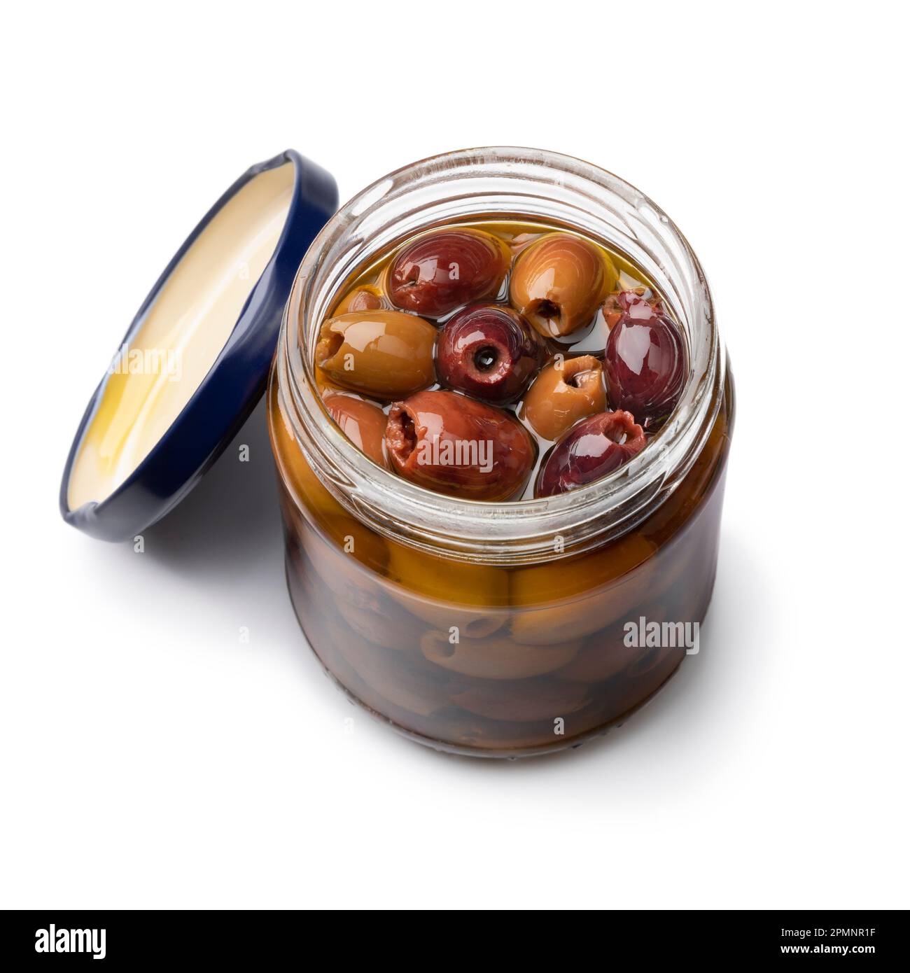 Bocal ouvert aux olives Leccino italiennes piquées, isolé sur fond blanc Banque D'Images