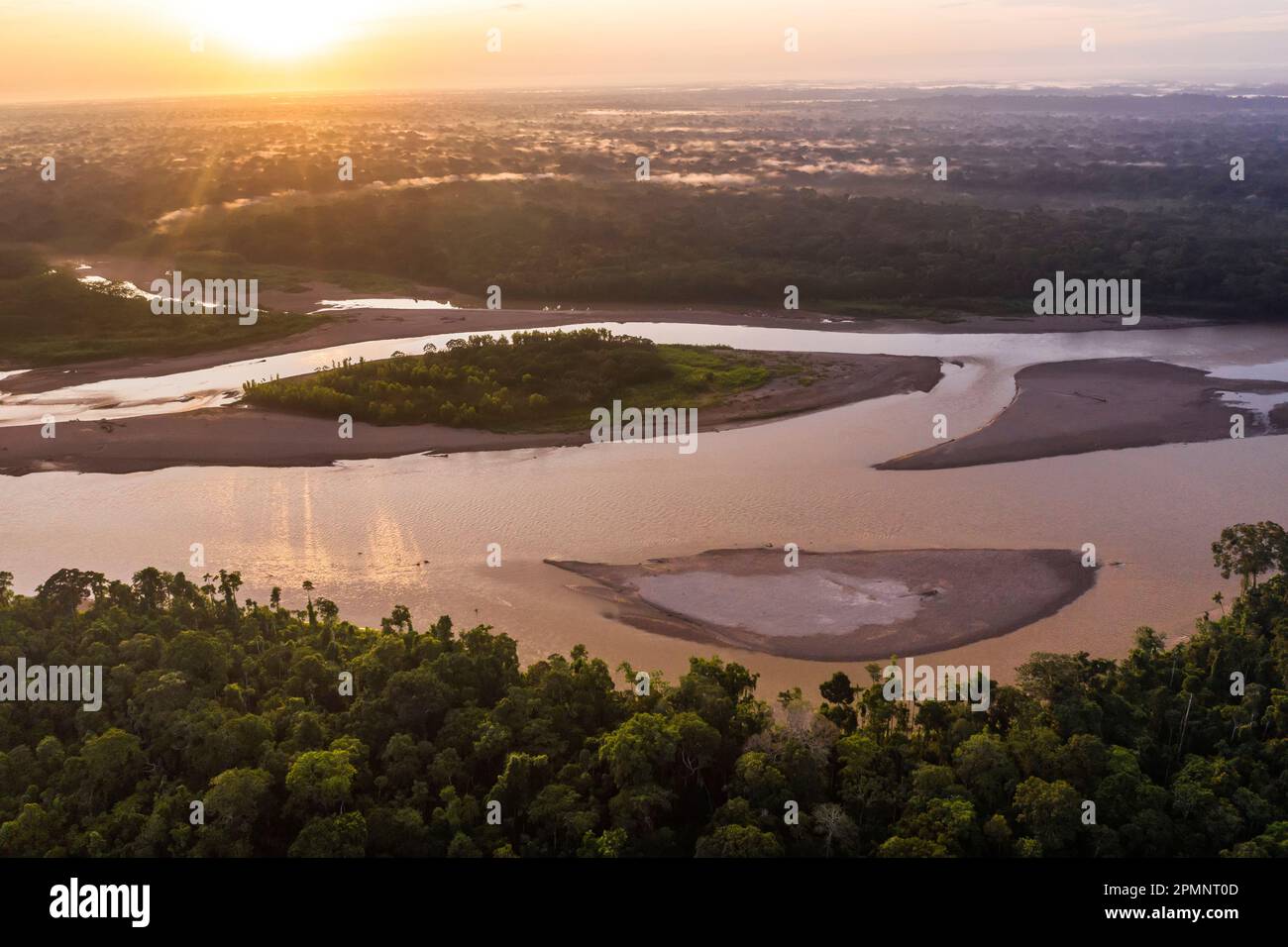 Vue aérienne des rivières et du paysage forestier de la réserve de Tambopata dans le bassin amazonien du sud-est du Pérou au crépuscule Banque D'Images