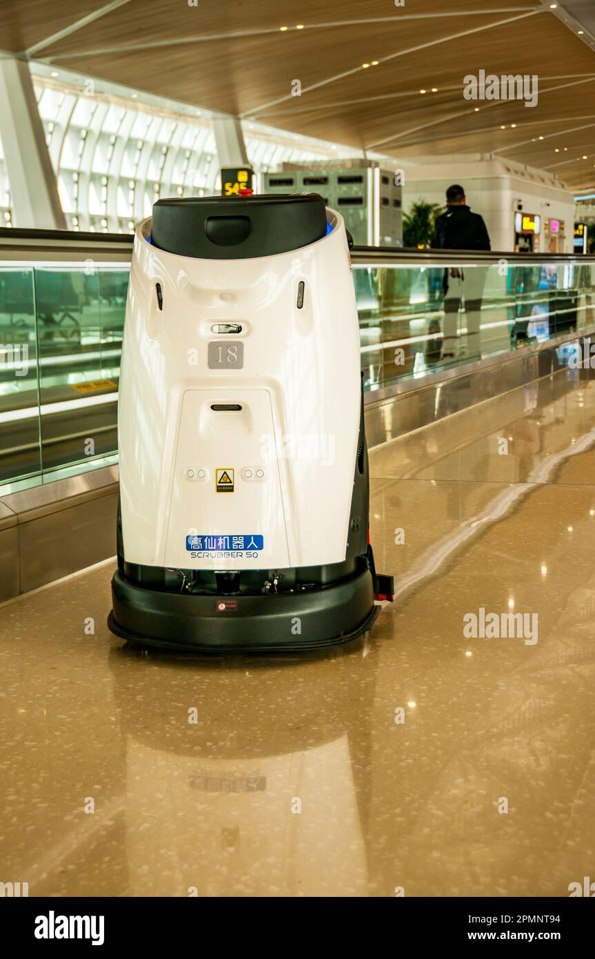 Un nettoyeur robot autonome Gaussian Robotics Scrubber 50 au travail à l'aéroport de Guangzhou, en Chine. Banque D'Images