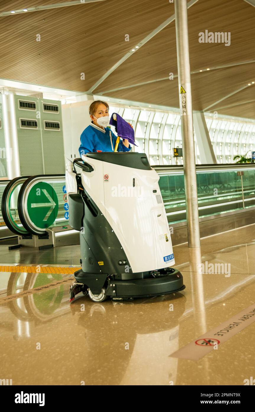 Un nettoyeur de robot autonome Gaussian Scrubber 50 et un véritable nettoyant au travail à l'aéroport de Guangzhou, en Chine. Banque D'Images