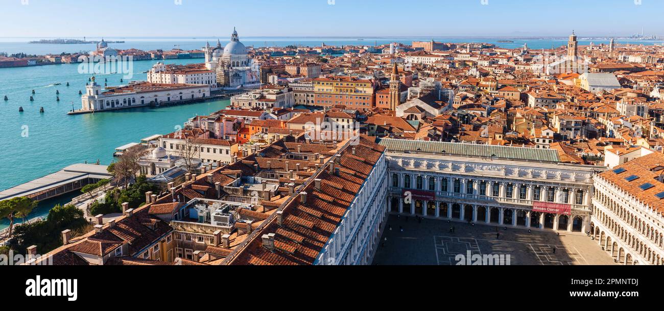 Vue d'ensemble de Venise avec la lagune vénitienne et l'entrée du port de la ville de Venise, Chiesa Santa Maria della Salute sur la Punta della Dogana... Banque D'Images