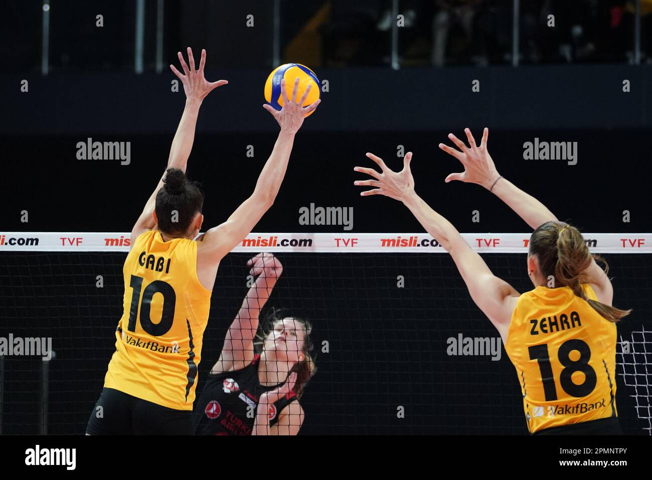 ISTANBUL, TURKIYE - 27 NOVEMBRE 2022 : Gabriela Guimaraes et Zehra Gunes en action pendant le match de Vakifbank contre Turk Hava Yollari Turkish Sultans League Banque D'Images