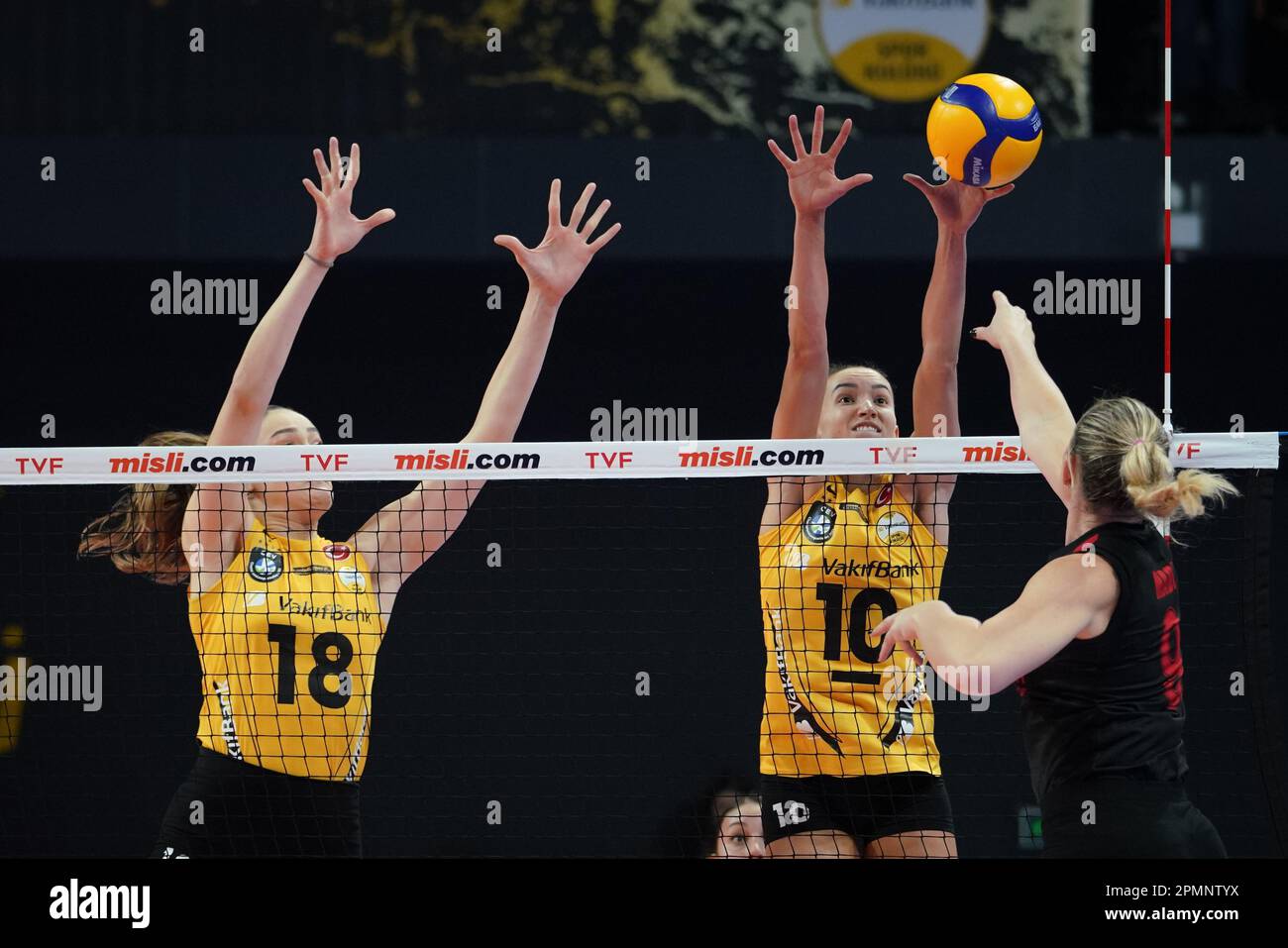 ISTANBUL, TURKIYE - 27 NOVEMBRE 2022: Zehra Gunes et Gabriela Guimaraes en action pendant le match de Vakifbank contre Turk Hava Yollari Turkish Sultans League Banque D'Images