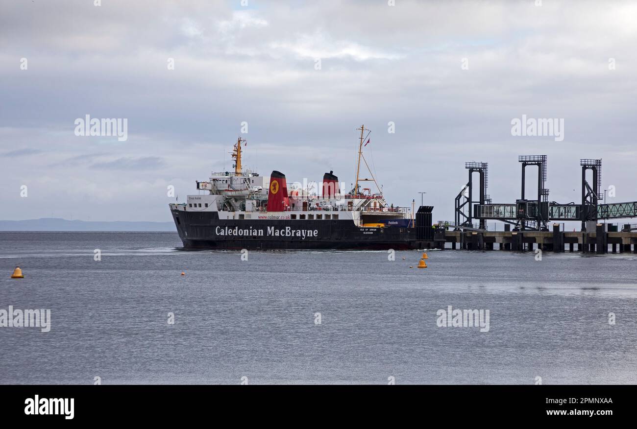 L'île d'Arran, le calédonien MacBrayne, véhicule et traversier pour passagers arrivant à Brodick, en Écosse, au Royaume-Uni. Banque D'Images