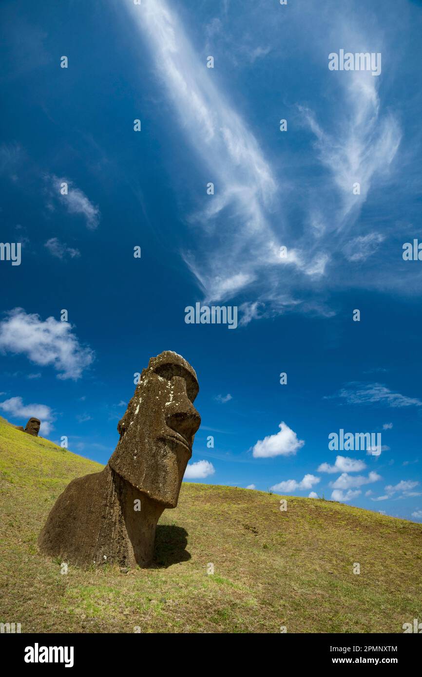 L'un des Moai sur l'île de Pâques sur le site de Tongariki, Chili ; île de Pâques, Isla de Pascua, Chili Banque D'Images