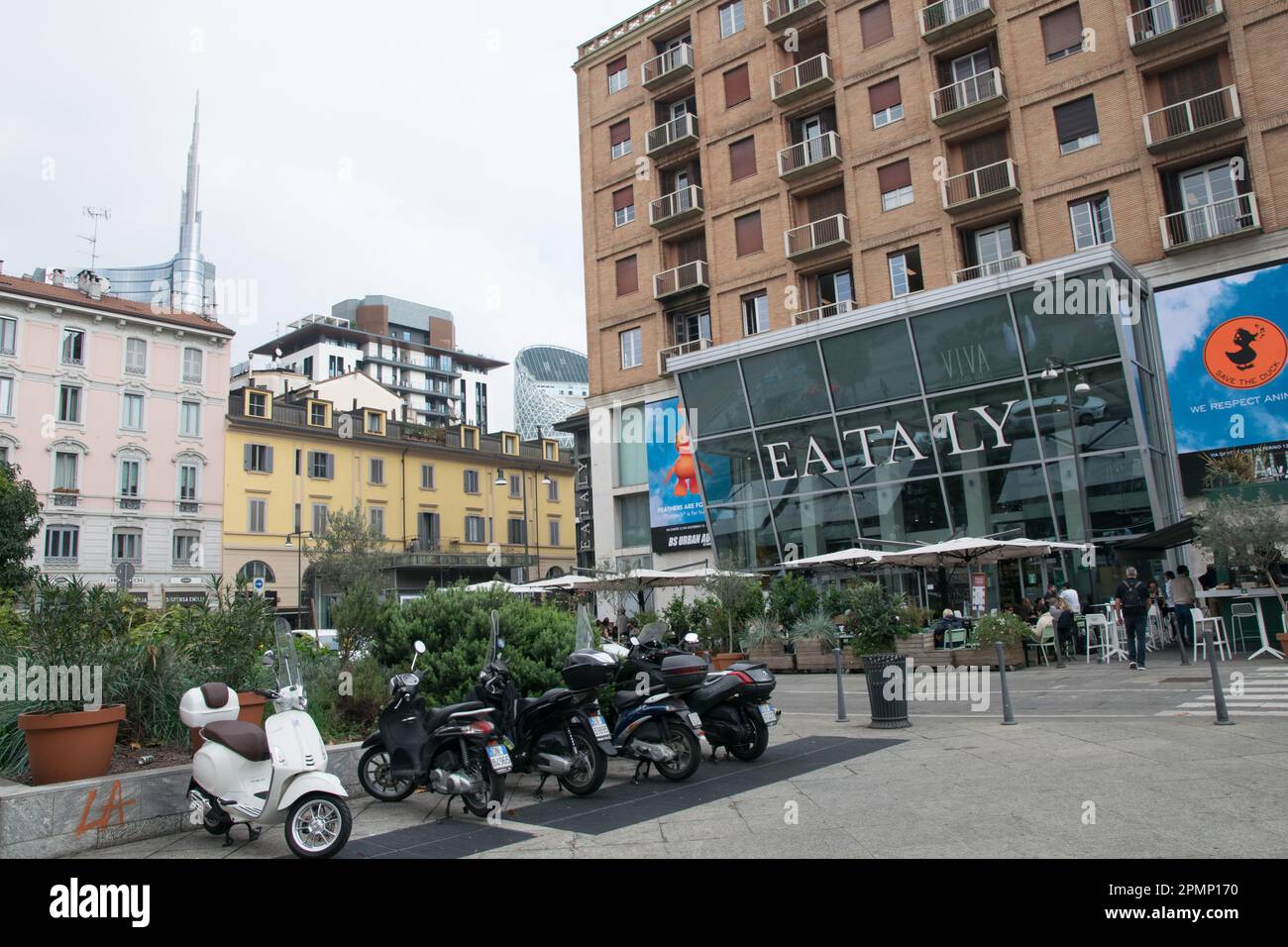 Eataly Milano Smeraldo, magasin de Milan, en arrière-plan de la Tour UniCredit. Banque D'Images