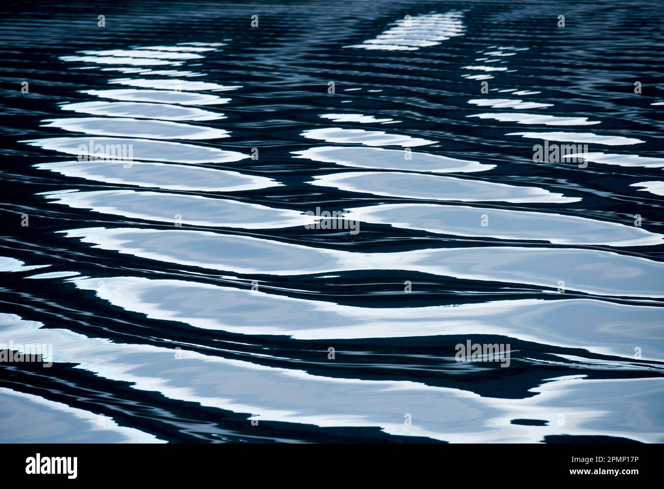 Réflexions sur les ondulations tranquilles de l'eau de mer, Inside passage, Alaska, USA ; Alaska, États-Unis d'Amérique Banque D'Images