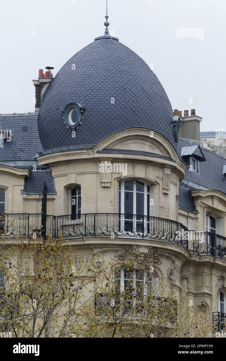 Paris, France. 02 avril. 2023. Immeuble résidentiel typiquement parisien dans le centre-ville. Bâtiment haussmannien avec balcon. Banque D'Images