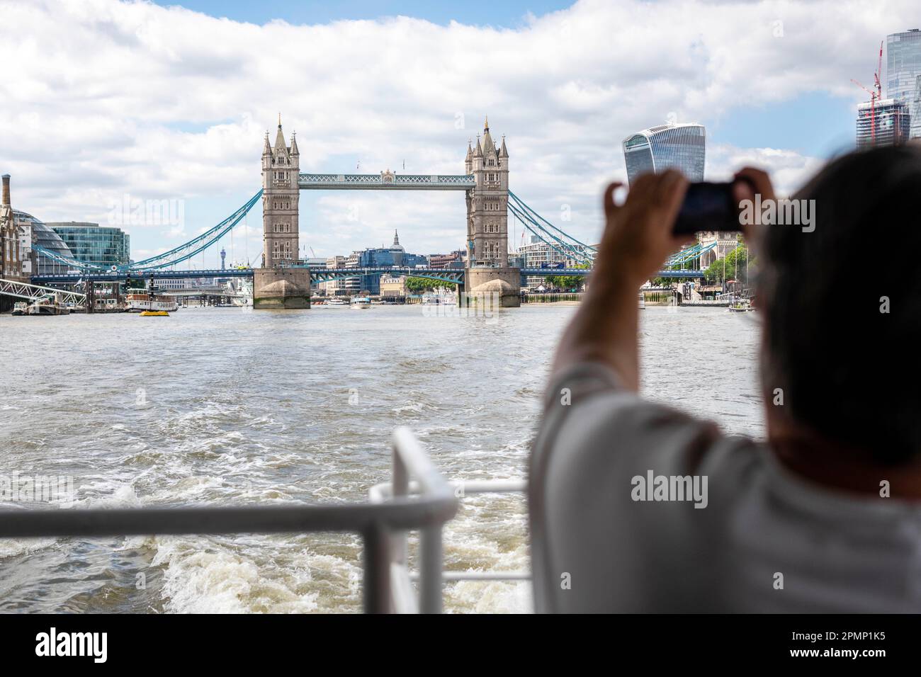 Tower Bridge depuis la Tamise Banque D'Images