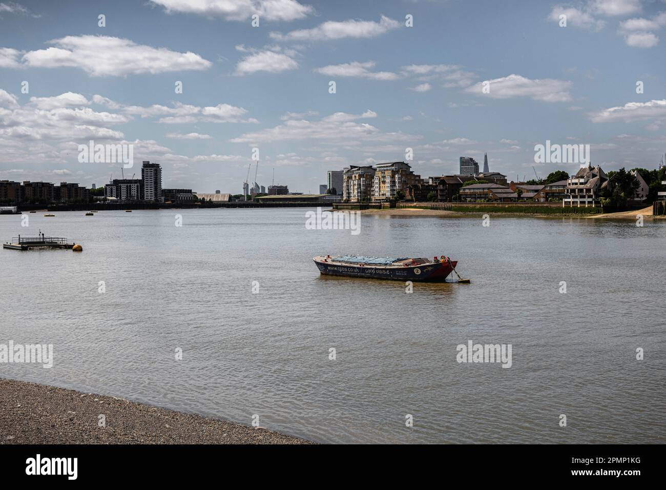 Péniche sur la Tamise, East End, regardant à l'ouest la Tamise Banque D'Images