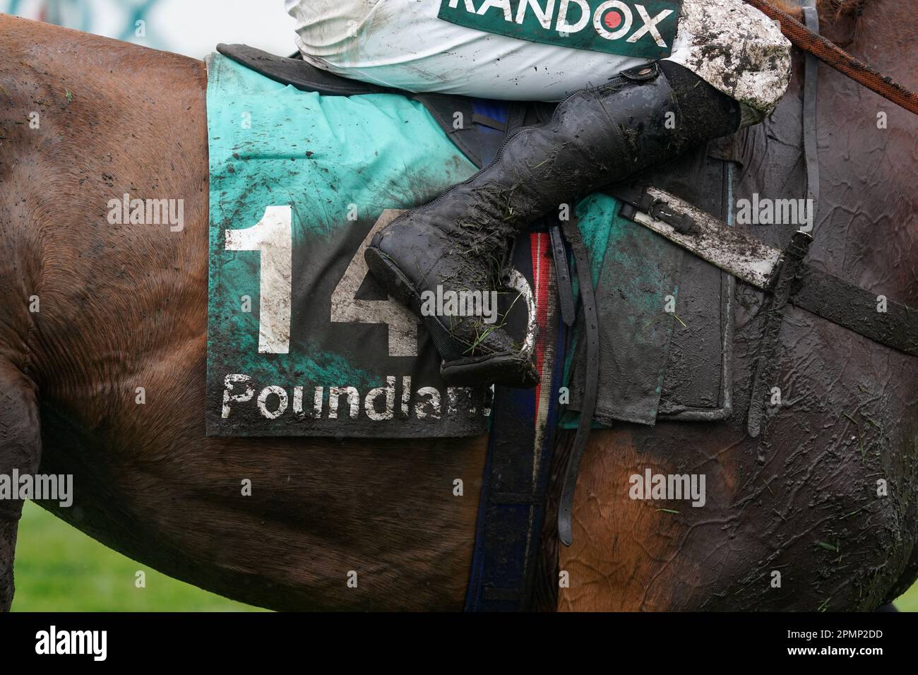 Les étriers boueux et le tapis de selle sur un cheval pendant la deuxième journée du Grand Festival national de Randox à l'hippodrome d'Aintree, Liverpool. Date de la photo: Vendredi 14 avril 2023. Banque D'Images