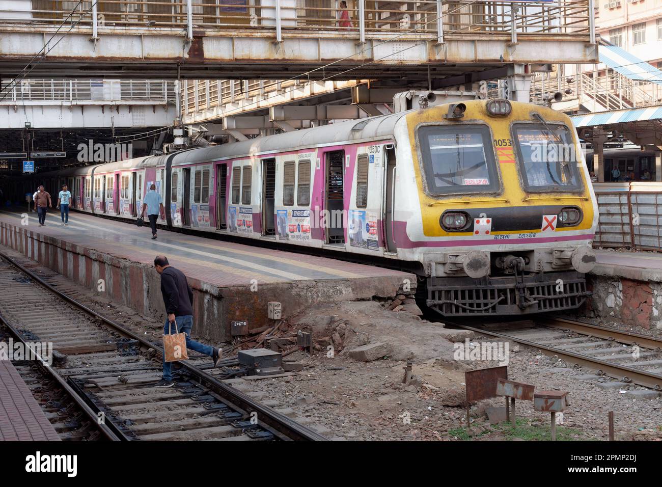 Un train local (de banlieue) de la ligne Central Railways s'est arrêté à Chhatrapati Shivaji Maharaj Terminus (CSMT) à Mumbai, en Inde Banque D'Images