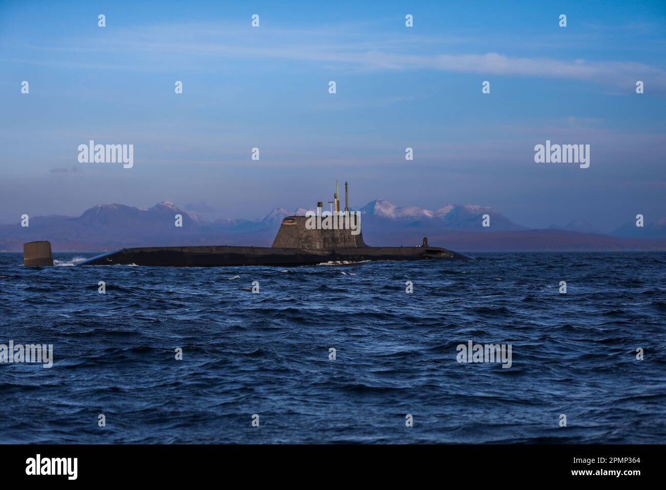 Un surmarin de chasse nucléaire de classe astucieuse de surface de la Royal Navy Banque D'Images