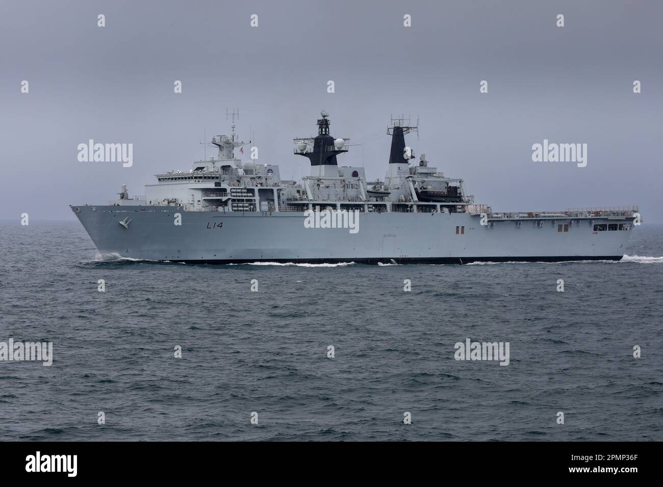 HMS Albion un des deux navires d'assaut amphibie exploités par la Marine royale Banque D'Images