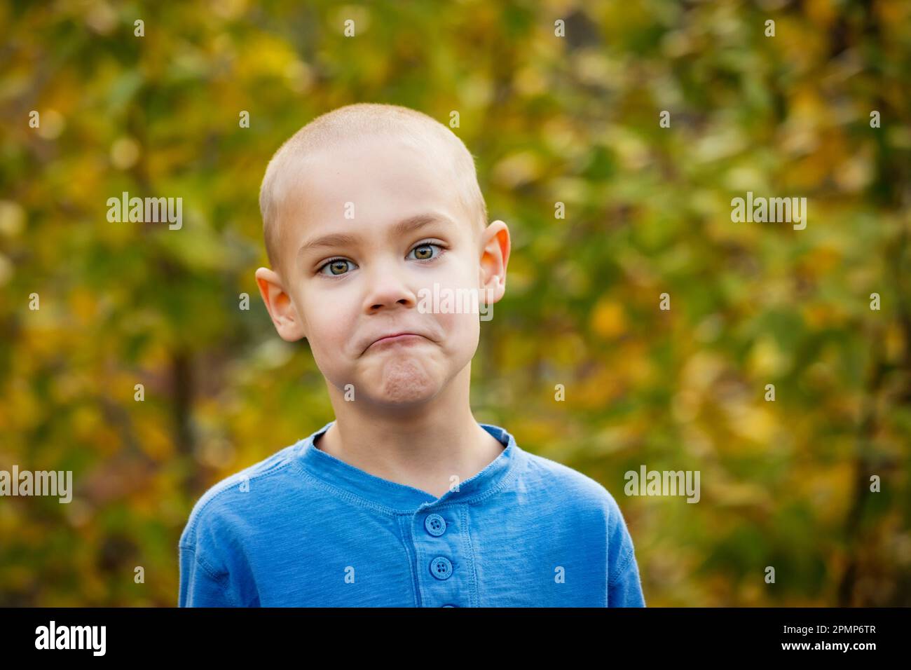 Portrait d'un jeune garçon mignon avec un visage frognant; Edmonton, Alberta, Canada Banque D'Images