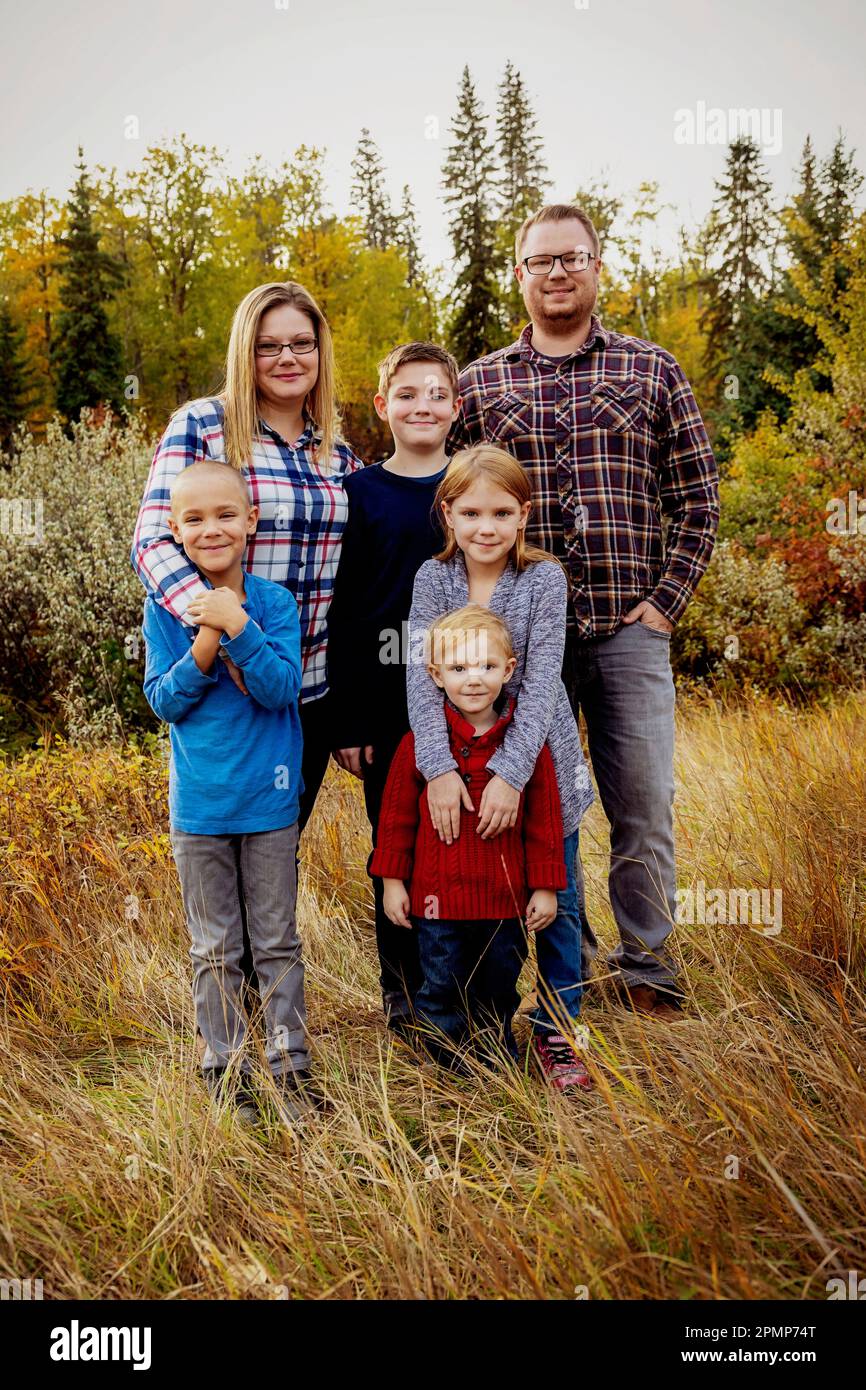 Portrait d'une famille de six personnes dans un parc en automne; Edmonton, Alberta, Canada Banque D'Images