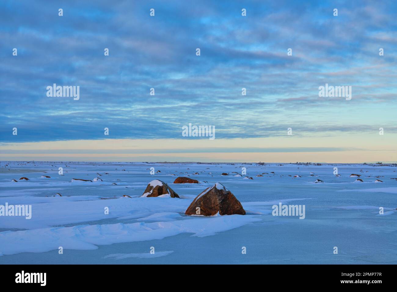 Erratiques glaciaires gelés dans la glace sur les plaines de marée de la baie d'Hudson ; Churchill, Manitoba, Canada Banque D'Images