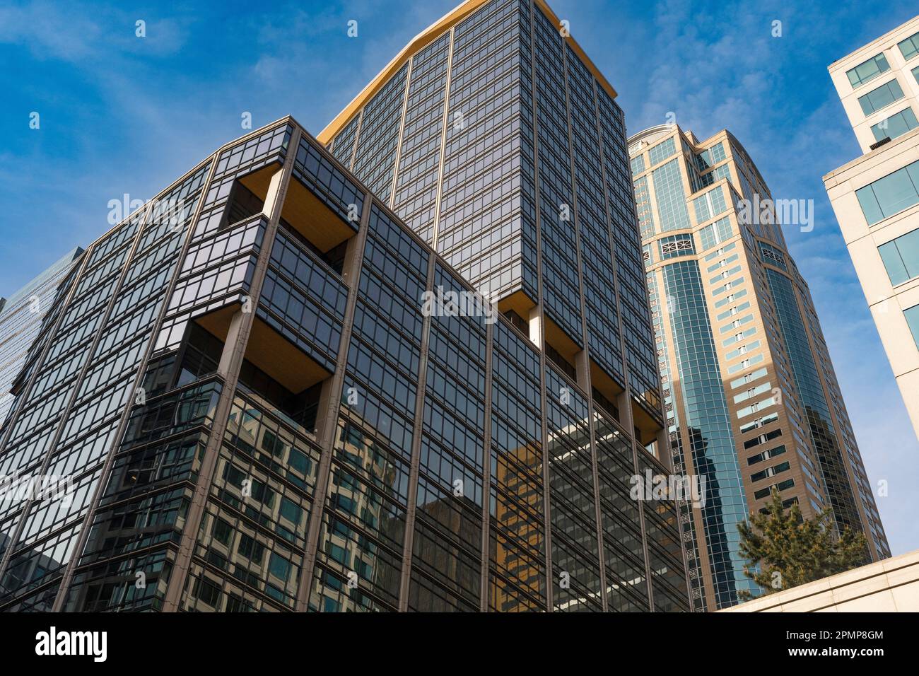 Différents styles d'architecture du bâtiment 1201 de la 3e Avenue, et du second et Seneca Building, dans le centre-ville de Seattle, Washington, États-Unis Banque D'Images