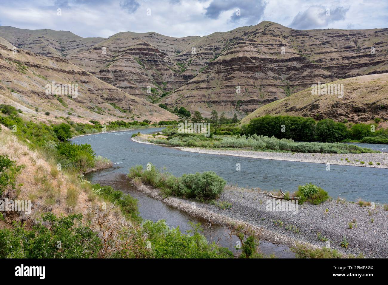 Des barres de gravier de la rivière sauvage Snake et des falaises géologiques et érodantes exposées, vues du côté de Washington, en regardant de l'autre côté de l'Idaho Banque D'Images