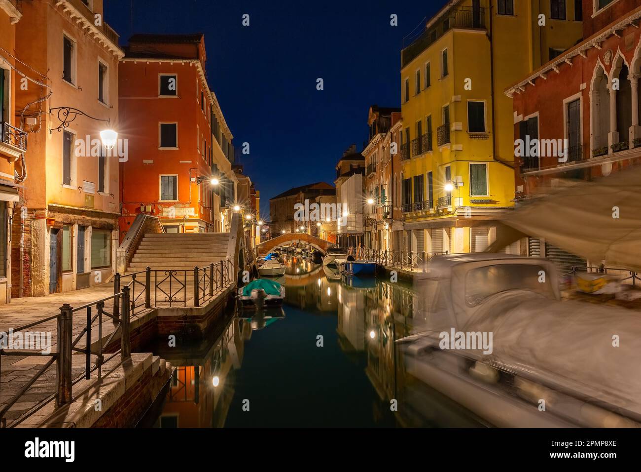 Canal vénitien typique avec pont la nuit, Venise, Italie Banque D'Images