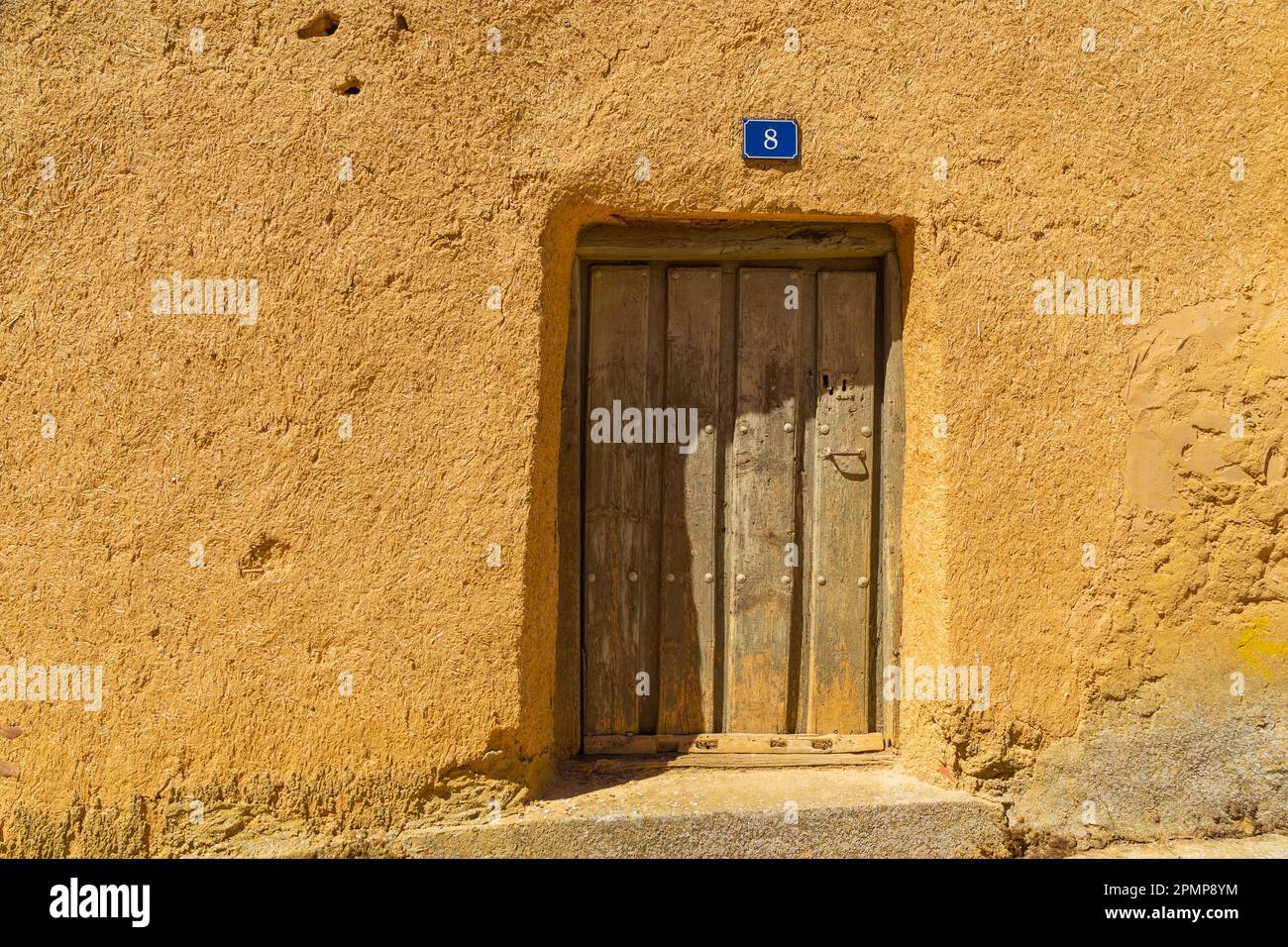 Mazarife, Castille et Leon, Espagne: 12 août 2022: Villar de Mazarife célèbre ancienne porte, province Leon, Espagne. Camino de Santiago. Banque D'Images