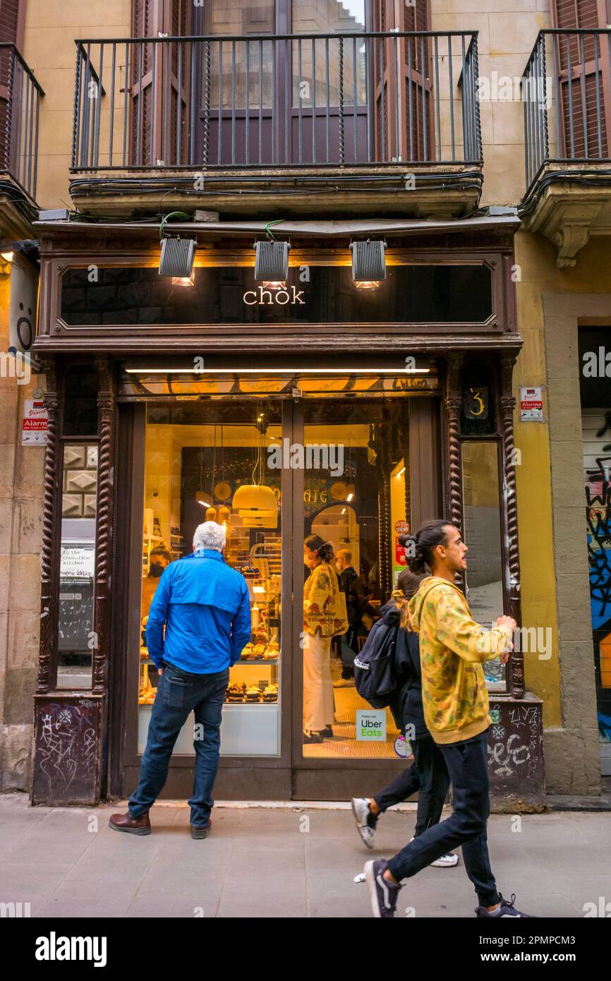 Barcelone, Espagne, gens marchant, scènes de rue, dans la vieille ville, homme regardant dans la fenêtre de la boutique, magasin de chocolat « Chok' piétons Banque D'Images