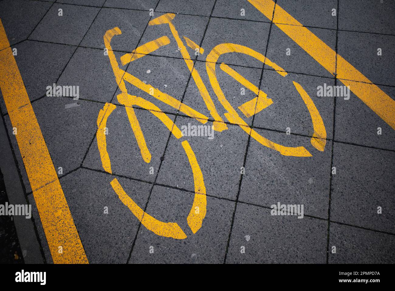 Symbole de vélo jaune peint sur la route indiquant une piste cyclable à Berlin Banque D'Images