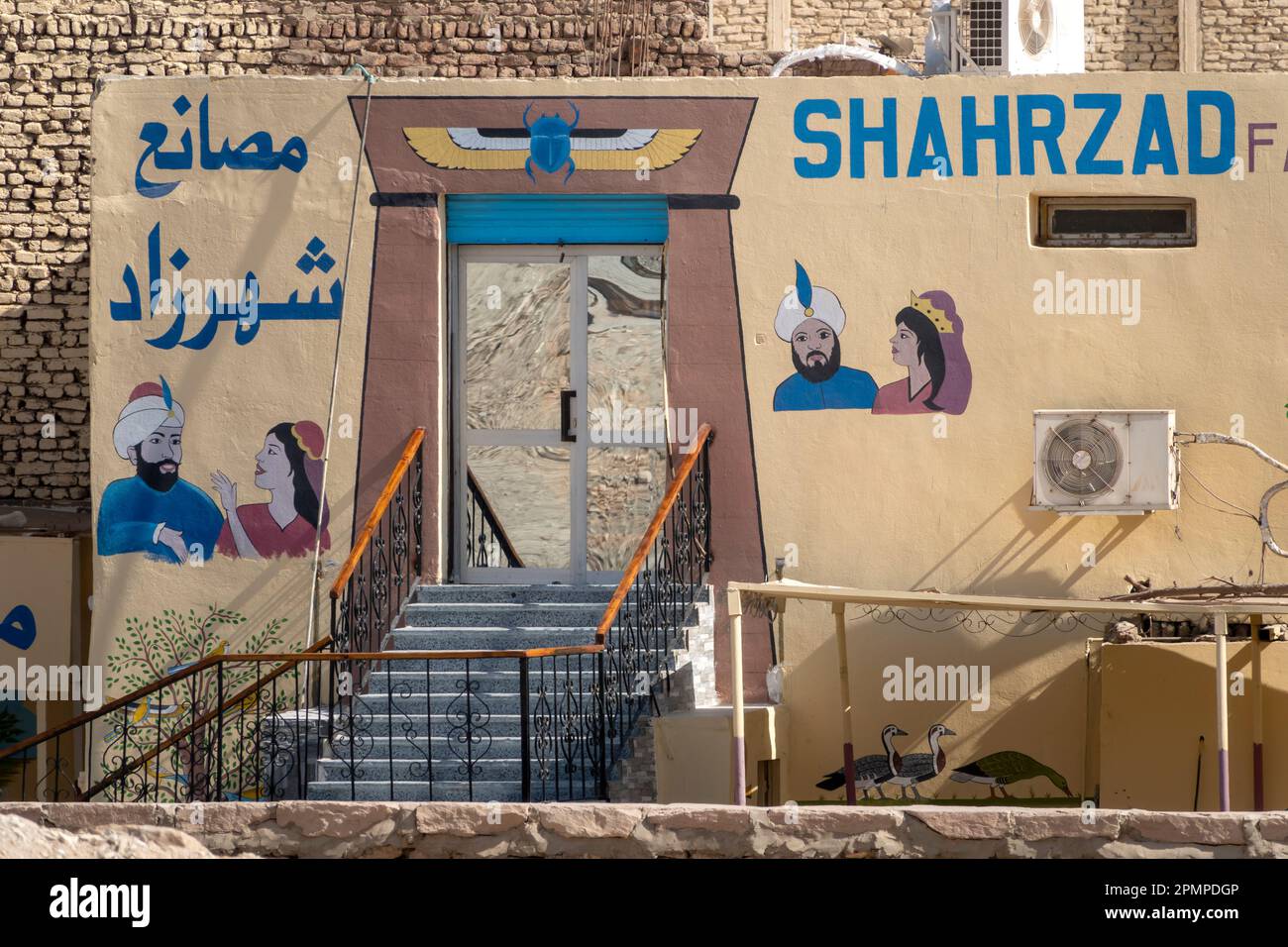 Une façade de magasin peinte sur la Cisjordanie, Louxor, Egypte Banque D'Images