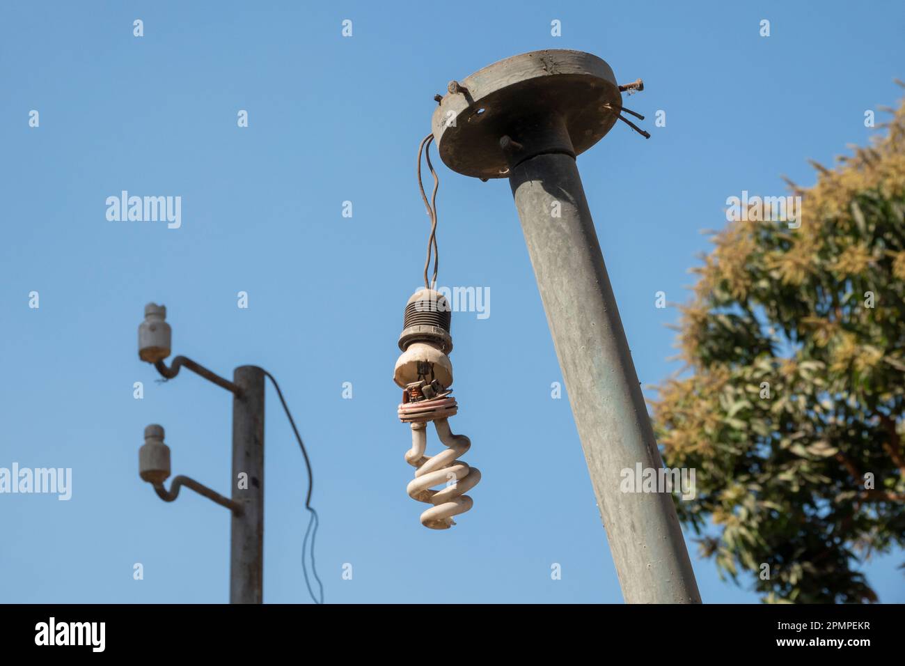 Un lampadaire cassé contre un ciel bleu à Louxor, en Egypte Banque D'Images