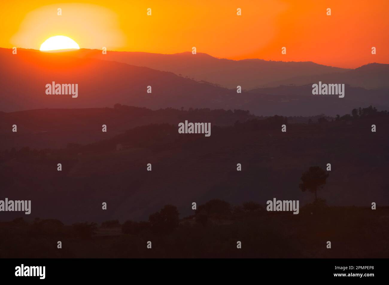 Coucher de soleil sur la vallée du fleuve Douro au Portugal ; vallée du fleuve Douro au Portugal Banque D'Images