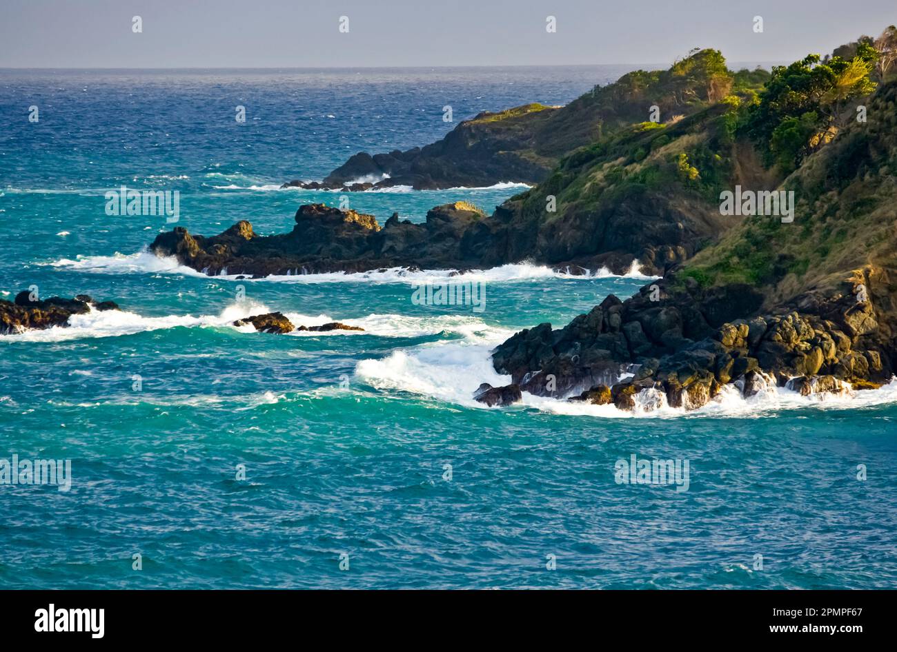 Surf s'écrasant sur la côte est de Tobago Island ; Tabago Island, Trinité-et-Tobago Banque D'Images