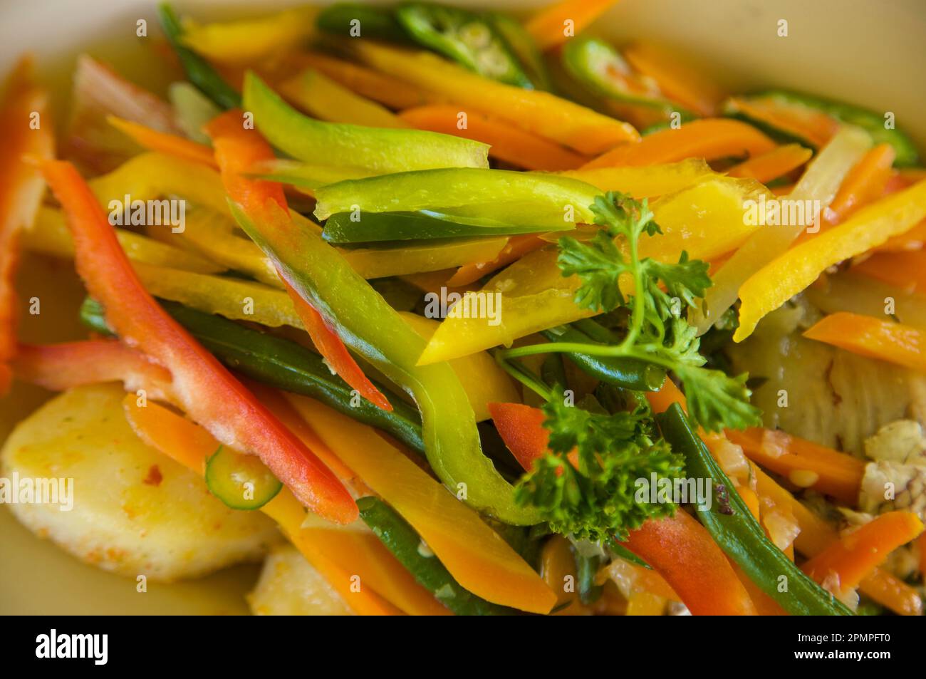 Gros plan de repas de légumes frais et de fruits de mer ; Port Antonio, Jamaïque Banque D'Images