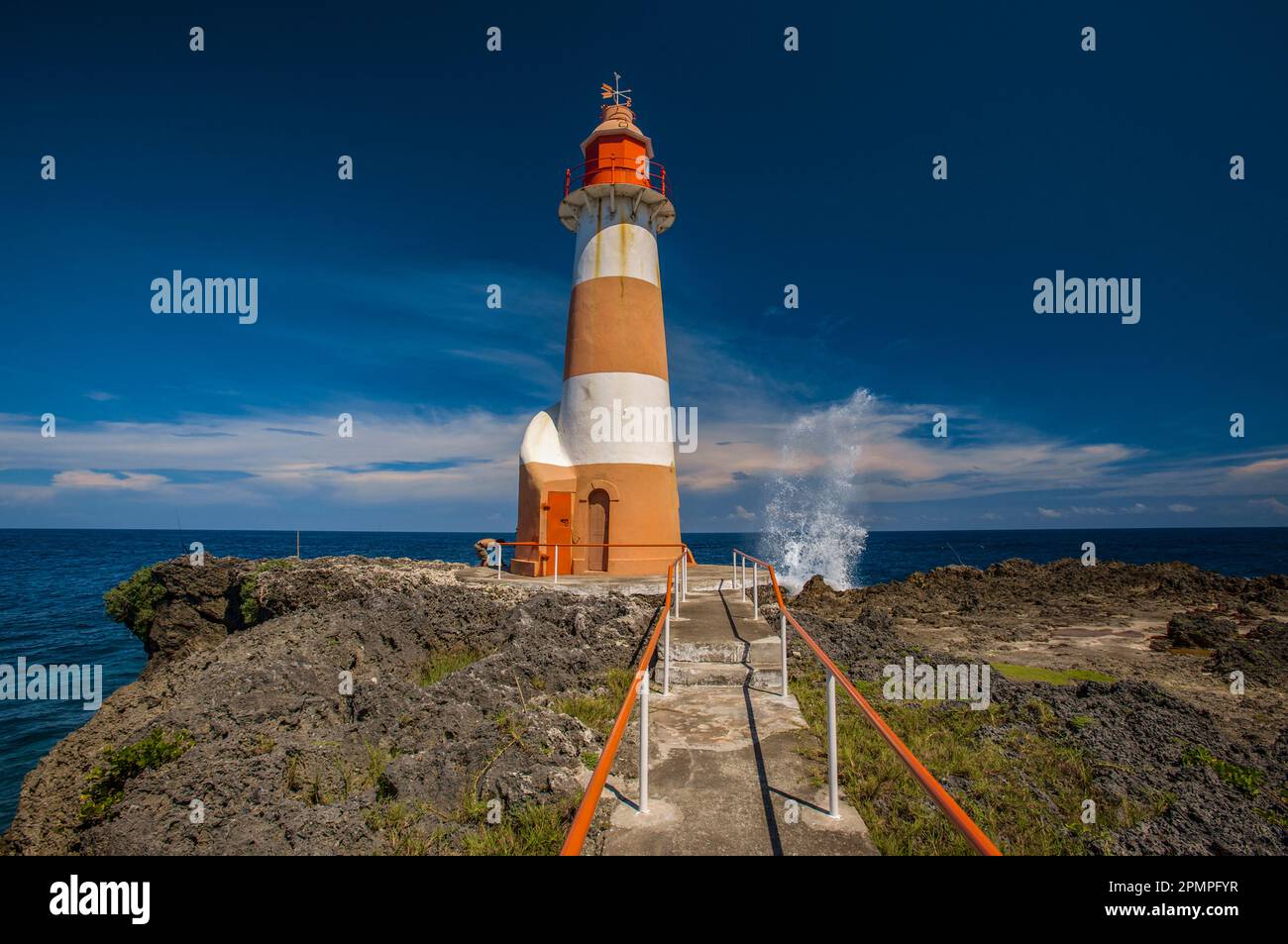 L'océan s'écrase sur les rochers derrière le phare de Folly point ; Port Antonio, Jamaïque Banque D'Images