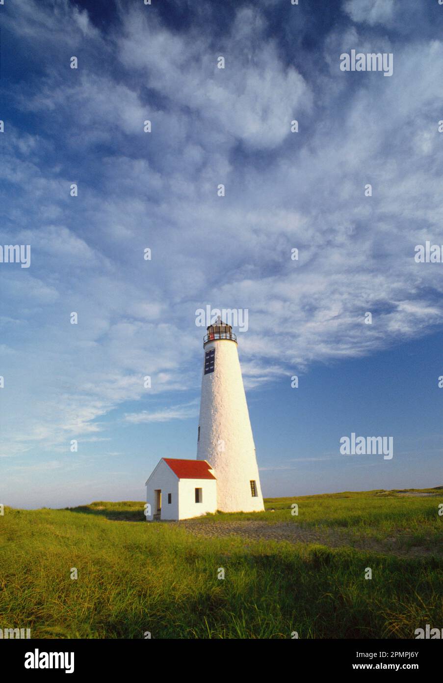 Ciel plein de nuages tortueux au-dessus du phare de Great point ; Nantucket Island, Massachusetts, États-Unis d'Amérique Banque D'Images