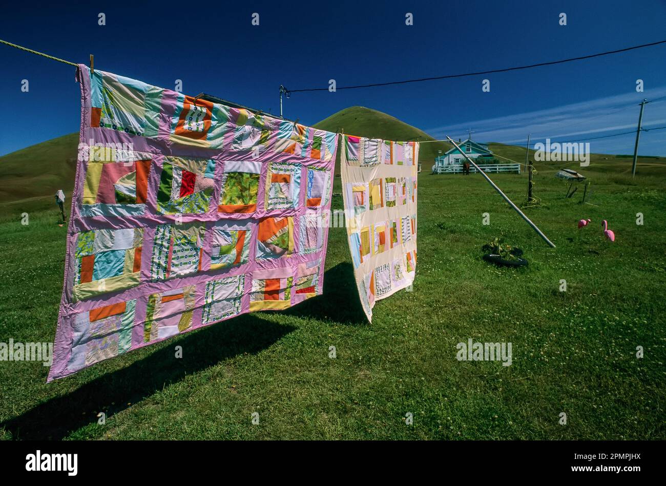 Couettes colorées suspendues à une corde à linge ; Îles de la Madeleine, Québec, Canada Banque D'Images
