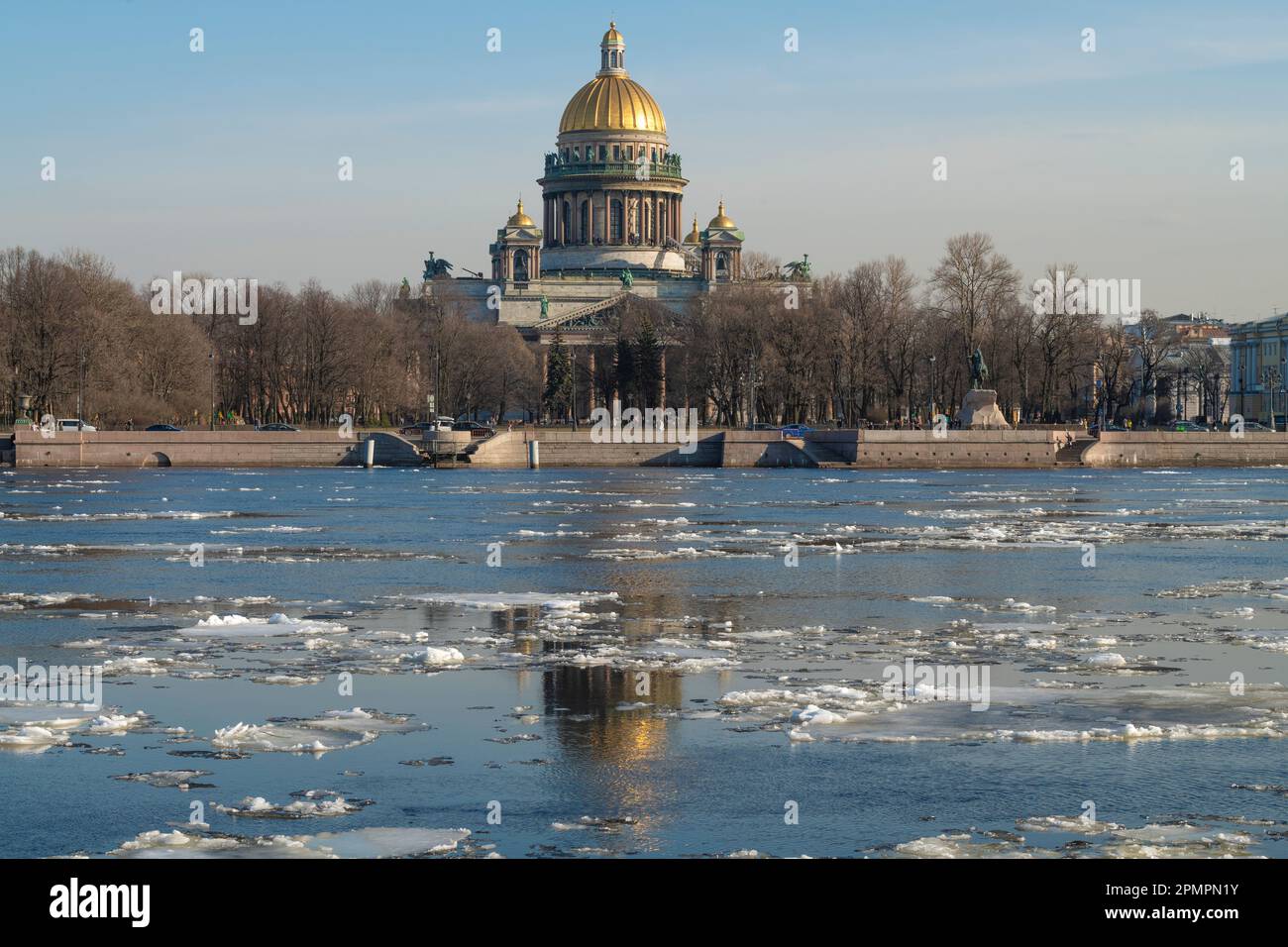 SAINT-PÉTERSBOURG, RUSSIE - 12 AVRIL 2023 : dérive de la glace de printemps sur la Neva. Vue sur la rue Cathédrale d'Isaac. Centre historique de St. Saint-Pétersbourg Banque D'Images