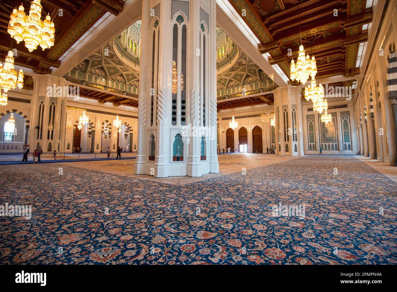 Deuxième plus grand tapis du monde sur le plancher de la salle de prière principale de la Grande Mosquée du Sultan Qaboos ; Muscat, Oman Banque D'Images