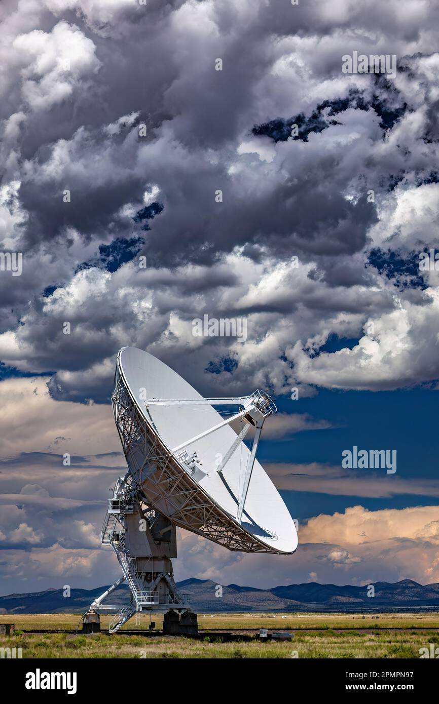 Le VLA - très grand réseau - radiotélescope à Socorro, Nouveau-Mexique un interféromètre astronomique est un ensemble de télescopes ou de segments miroirs agissant Banque D'Images