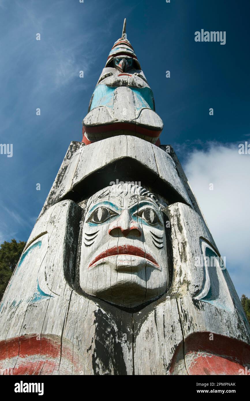 Totem s'étendant vers le ciel au Haida Heritage Center ; Skidegate, Haida Gwaii, Colombie-Britannique, Canada Banque D'Images
