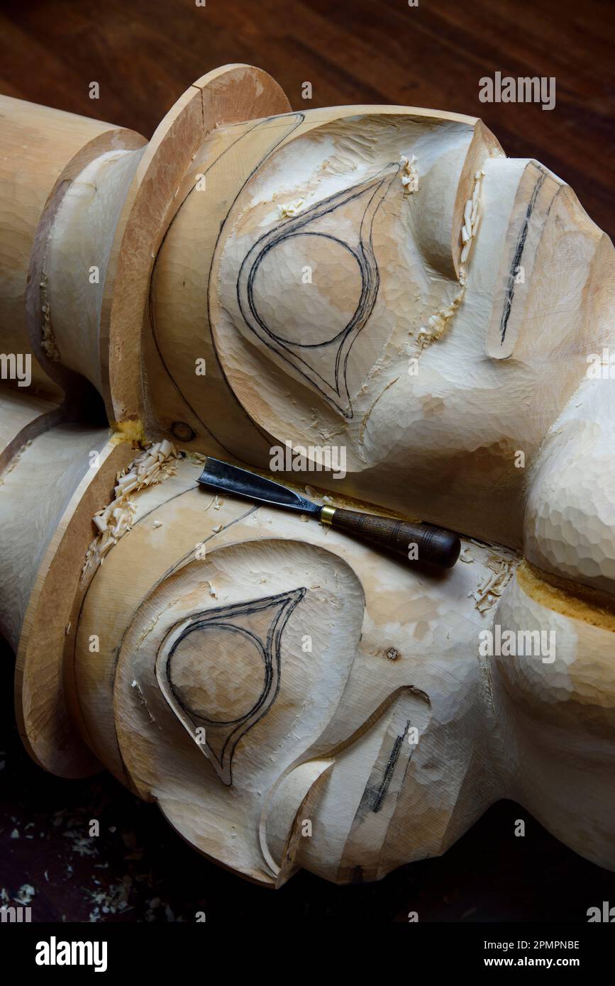 Nouveau totem en cours de finition à Old Massett, une communauté haïda sur Graham Island ; Graham Island, Colombie-Britannique, Canada Banque D'Images