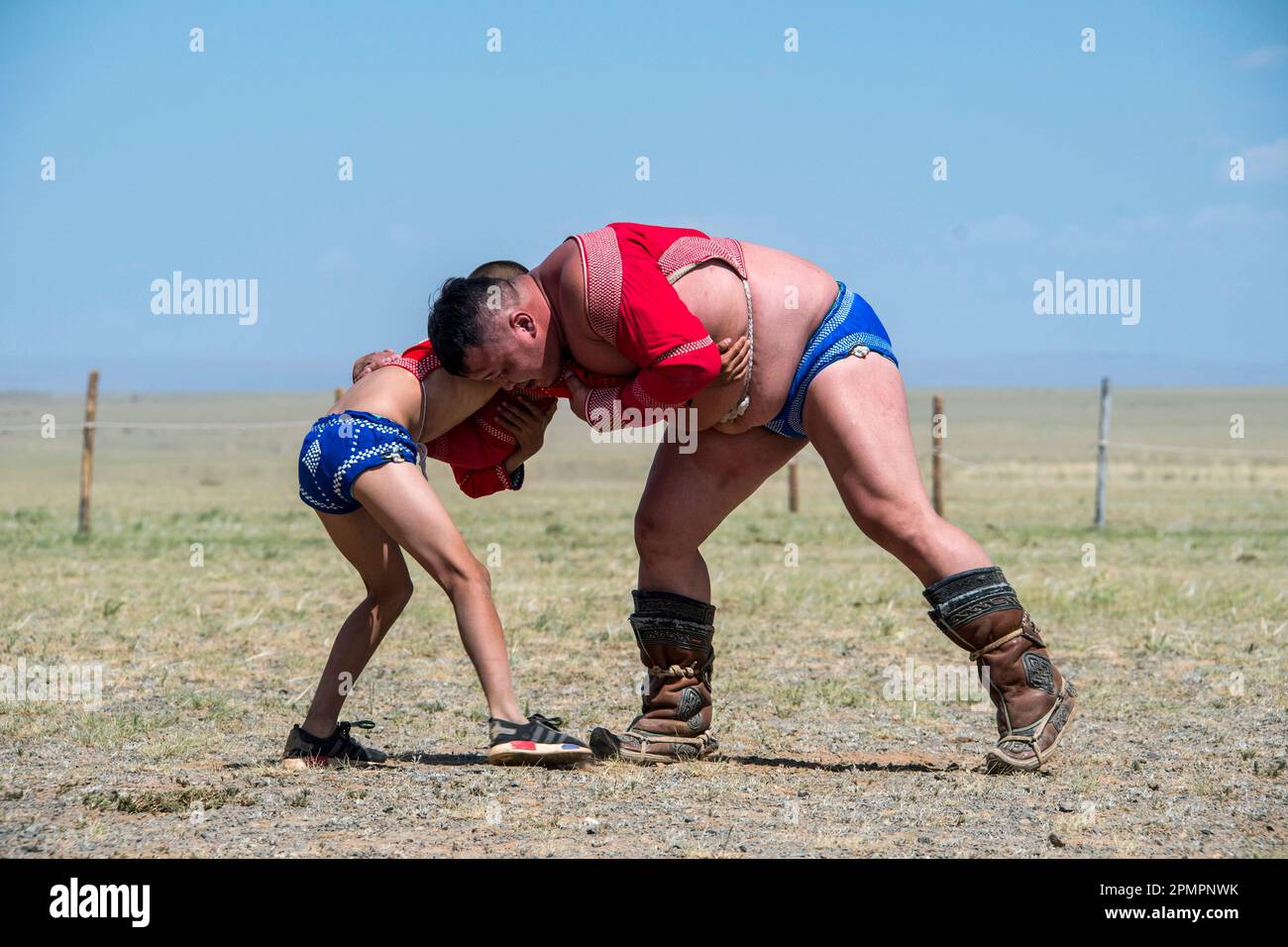 Lutte mongole à un petit festival Naadam dans les plaines où les compétitions sportives sont ouvertes à tous ; désert de Gobi, Mongolie Banque D'Images