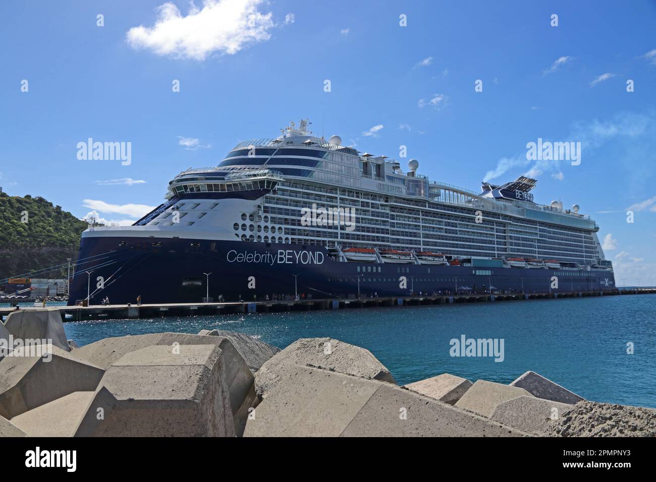 Des croisières de célébrités s'embarquent au-delà de amarré à Philipsberg, St Maarten Banque D'Images