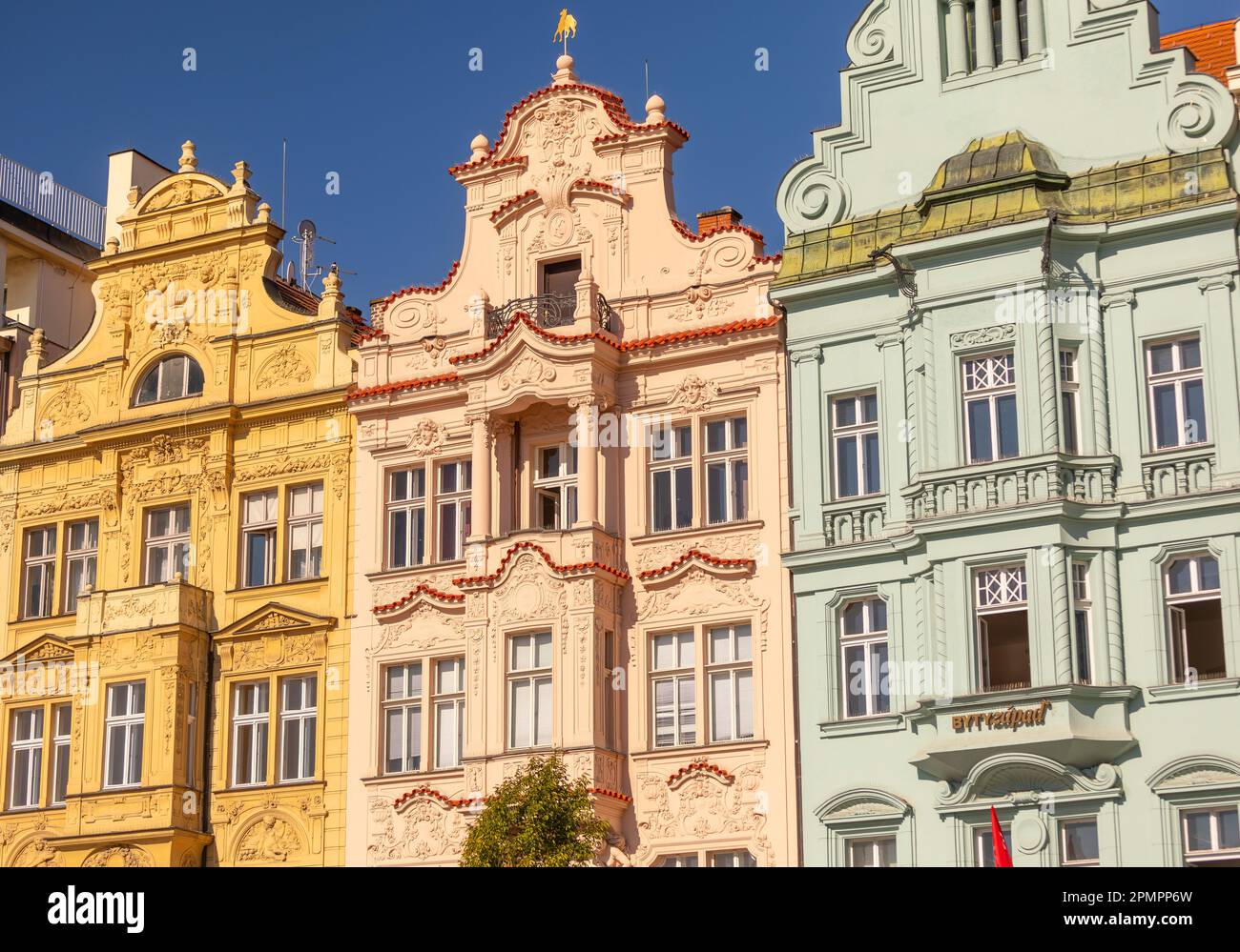 PILSEN, RÉPUBLIQUE TCHÈQUE, EUROPE - façades de bâtiments colorées de la place principale de Pilsen. Banque D'Images