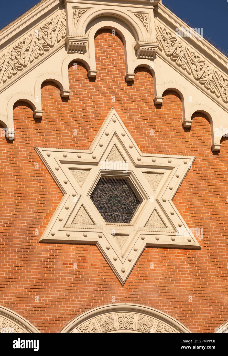 PILSEN, RÉPUBLIQUE TCHÈQUE, EUROPE - la Grande Synagogue. Détail de la fenêtre Star of David. Banque D'Images