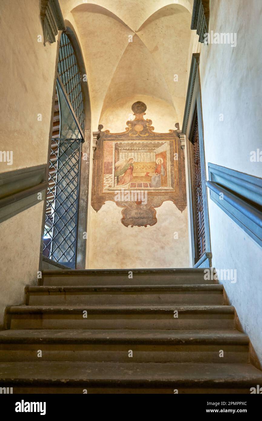 Escaliers vers la crypte de la basilique San Lorenzo Banque D'Images