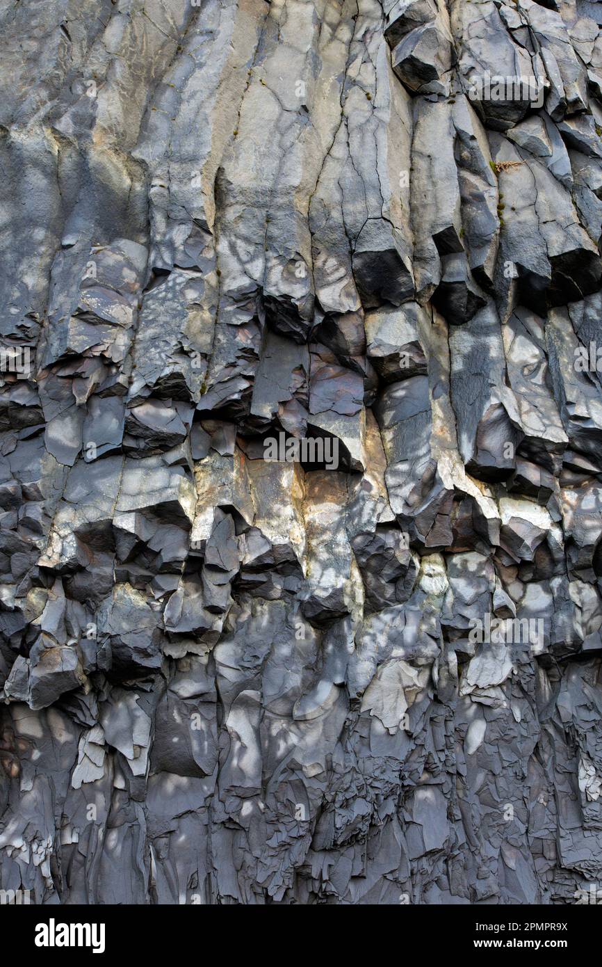 Colonnes de basalte hexagonales, formations rocheuses volcaniques près du village de Vík í Mýrdal, Sudurland, sud de l'Islande Banque D'Images